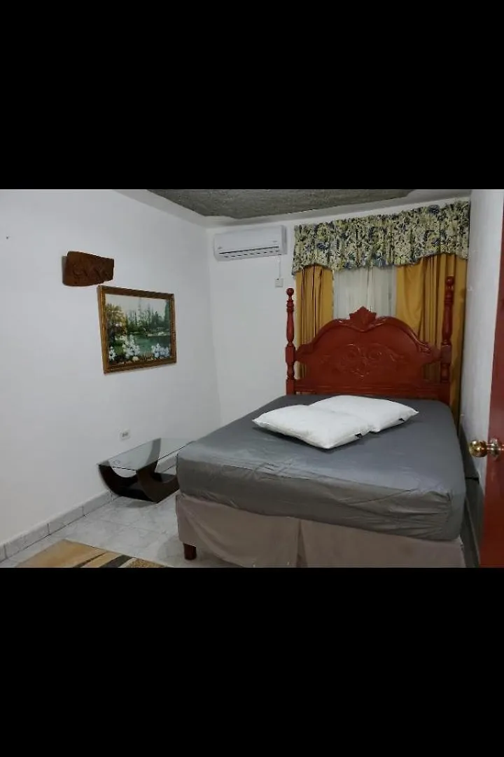 شقة Saint Annʼs Bay  في The Hideaway